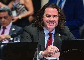 Veneziano diz que definirá ainda este mês nome para compor chapa ao Senado