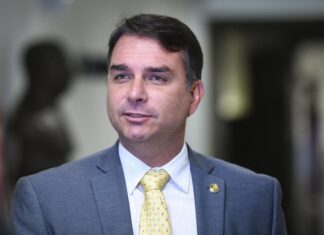 Flávio Bolsonaro deve vir à Paraíba em fevereiro para alinhar estratégia eleitoral