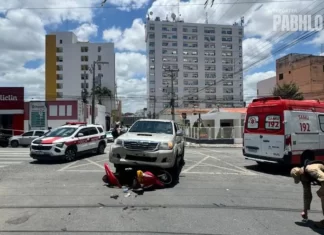 Colisão entre caminhonete e motoneta deixa homem ferido no Centro de Patos