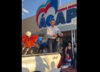 Porteiro se emociona ao ser presenteado com moto por mães de estudantes, em Patos