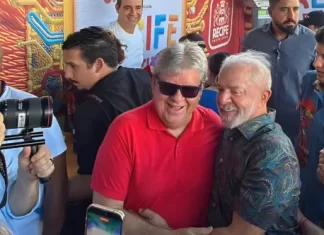 Ao lado de Lula, João Azevêdo prestigia Galo da Madrugada no Recife