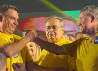 Com presença de Flávio Bolsonaro, Efraim Filho se filia ao PL e mira nas Eleições 2026
