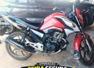 Polícia Militar apreende motocicleta com sinais de adulteração e queixa de roubo durante Operação Feira Livre, em Tavares