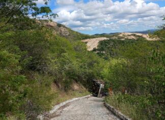 Caminhonete tomba na Serra da Tubiba, em Santa Luzia