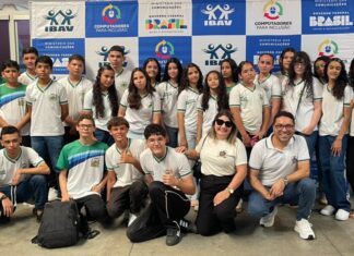 Alunos do Colégio Santa Terezinha participam da formatura do Curso de Informática Básica