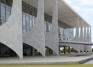 Brasil quer convencer EUA de que acordo seria melhor que taxar em 25%