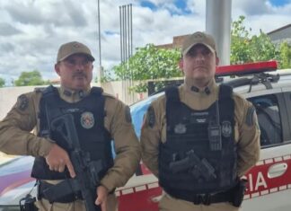 Policiais salvam bebê engasgado e recebem homenagem em Patos